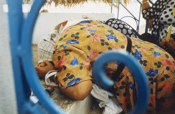 Image 11 - Pèlerinage de <em>Lag ba-Omer</em>, mai 1996, Djerba, Tunisie<br/>Recueillement sur la tombe de Rabbi Youssef El Maraabi, El Hamma