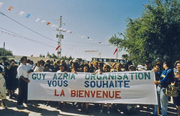 Image 3 - Pèlerinage de <em>Lag ba-Omer</em>, mai 1996, Djerba, Tunisie, arrivée à la synagogue de la Ghriba