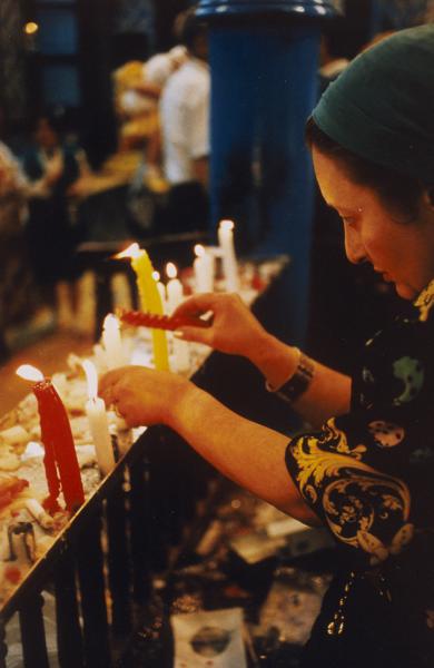 Image  4 - Pèlerinage de <em>Lag ba-Omer</em>, mai 1996, à l’intérieur de la synagogue de la Ghriba