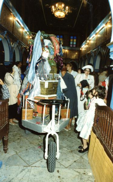 Image 6 - Pèlerinage de <em>Lag ba-Omer</em>, mai 1996, à l’intérieur de la synagogue de la Ghriba<br/>La <em>Menorah</em>