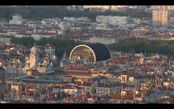 Image 2 - L'Opéra de Lyon dans la ville, et...
