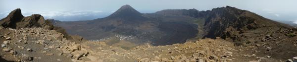 Image 1 - Le village avant l’éruption de 2014-2015, depuis la bordera, avec le <em>Pico de Fogo</em> en arrière-plan