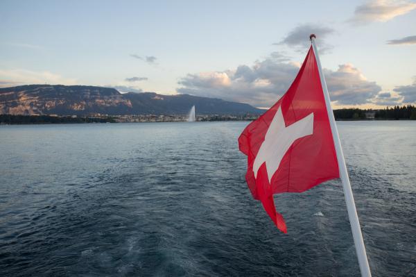 Image 10 - Photographie du drapeau arrière, avec vue sur le Jet d’eau de Genève, classée dans le corpus « belles photos ».