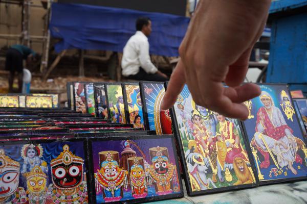 Images 13 - De nombreux étals longent les rues principales de Puri : jouets, gadgets, épices, bijoux, DVD, etc. y sont vendus. Très souvent, on y trouve aussi des images votives de Jagannath, Balabhadra, Subhadra (Puri 2015) 