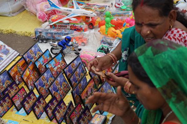 Images 14 - De nombreux étals longent les rues principales de Puri : jouets, gadgets, épices, bijoux, DVD, etc. y sont vendus. Très souvent, on y trouve aussi des images votives de Jagannath, Balabhadra, Subhadra (Puri 2015) 