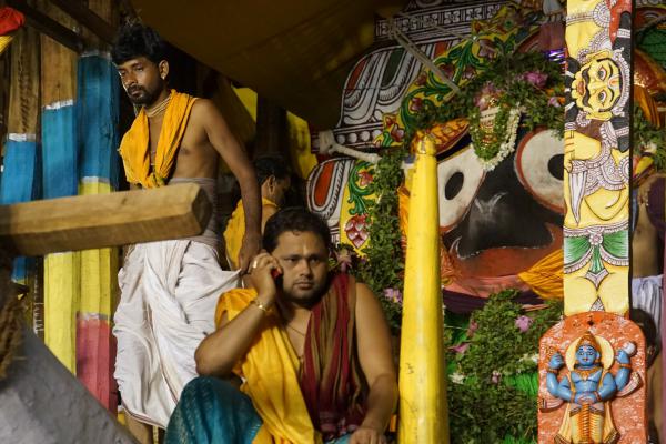 Image 3 - Sur le Char de Jagannath, des prêtres très modernes… (Puri, 2014)