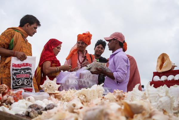 Image 6 - Marchands de coquillages – des bracelets de coquillages sont vendus traditionnellement pour les épouses, et la diversité des formes représente symboliquement la richesse de l’océan (Puri, 2014)