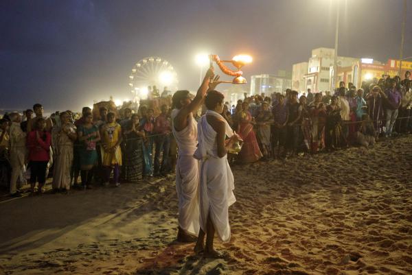 Image 8 - Arati : offrande d’une flamme de camphre au dieu Océan Samudra (Puri, 2014) 