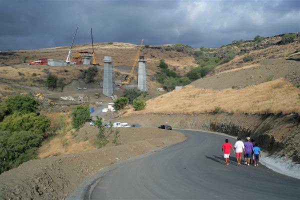 Image 11 – Promeneurs sur le chantier de la route des Tamarins au Cap La Houssaye