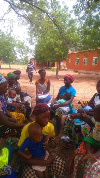 Image 3 – Des mères et leurs enfants au cours d’un focus group sur la malnutrition au Burkina Faso
