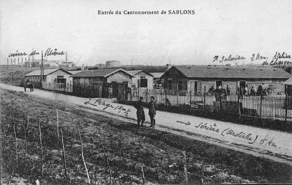 a. cliché O1, dépôt famille Coronel : une photo carte-postale du cantonnement de la première guerre mondiale, probablement issue du service communication de l’usine