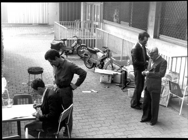 Image 14 - Photographie du café PMU prise à l’angle de la galerie marchande de Vénissieux dans les années 1970.
