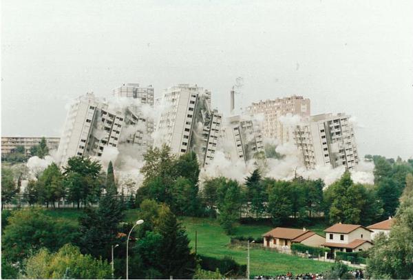 Image 17 - Photographie prise en 1994 lors de la destruction du quartier Démocratie aux Minguettes, Vénissieux