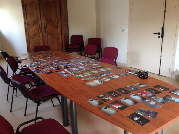 Image 2 - Les photographies des personnes sans-abri présentées sur la table de réunion de l’institution de soin les hébergeant