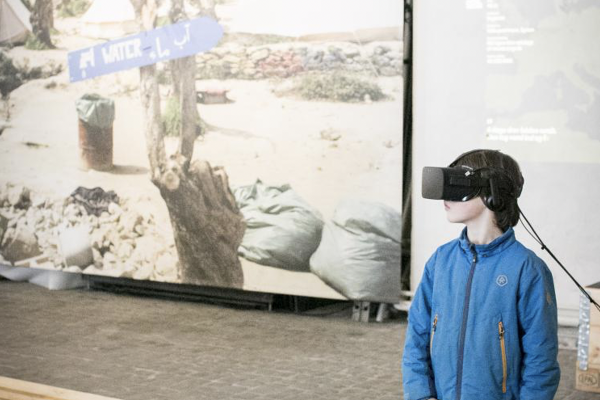 Image 8 - Photographie prise lors de l’installation <em>Flight for Life</em> dans laquelle apparaît un visiteur portant un casque VR
