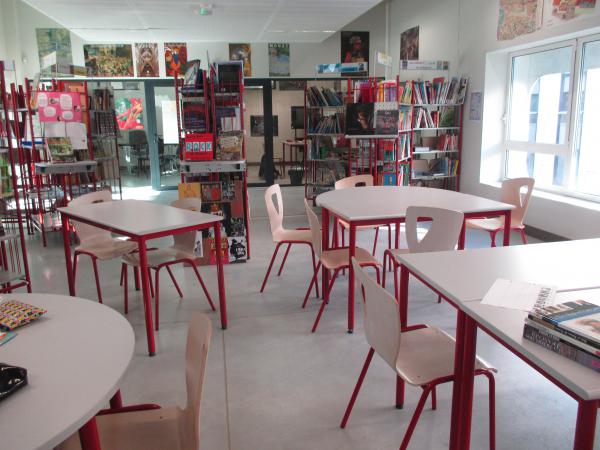 Image 20, 21 et 22 - H. : « <em>Les expositions</em> », « <em>l’espace des livres, des BD des mangas où on peut s’asseoir pour lire tranquille</em> », « <em>l’espace où on travaille</em> »
