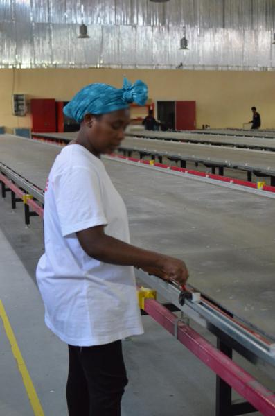 Image 4 - Nettoyage d’une chaîne dans une entreprise, photo prise dans la même usine textile que l’image 3, Dukem (Éthiopie), 2017.