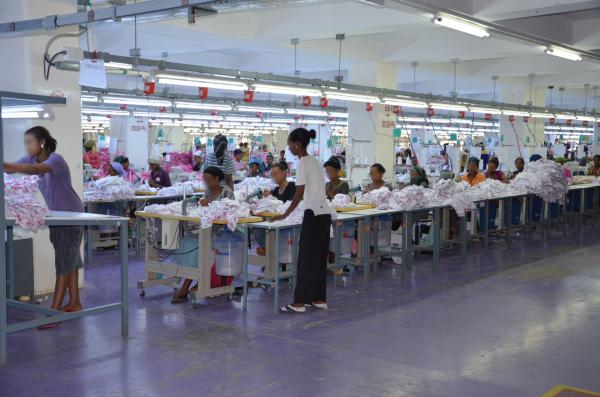 Image 10 - Travail debout et à la chaîne dans une usine textile, Alem Gena (Éthiopie), 2015.