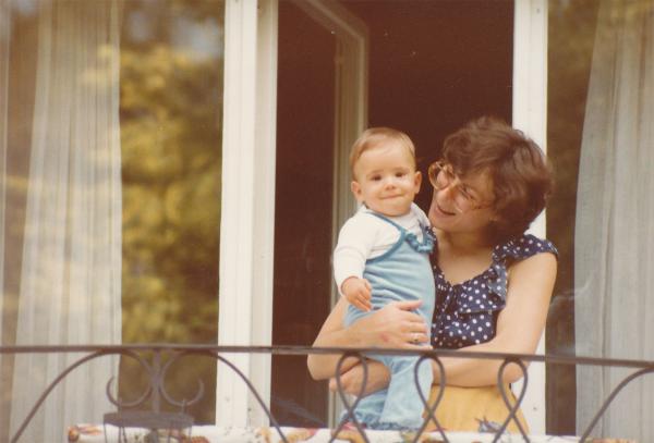 Image 1 - Marc dans les bras de sa mère, maison des parents, Suisse, 1982.