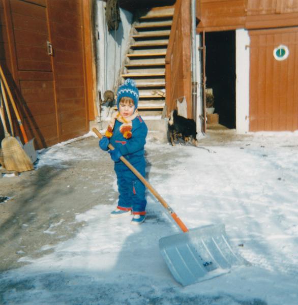 Image 2 - Marc aidant ses parents à peler la neige devant la maison, maison des parents, Suisse, 1984.