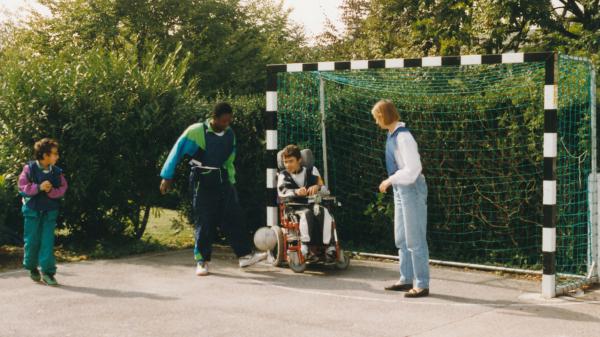 Image 4 - Match de football après l’école, Marc, ses camarades de classes et les enseignant·es spécialisé·es, école spécialisée, Suisse, 1994.