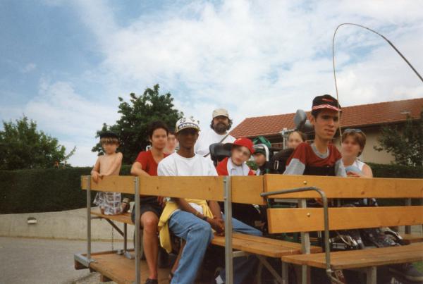 Image 6 - Arrivée en calèche dernier jour de camp avec l’école, école spécialisée, Suisse, 1997.