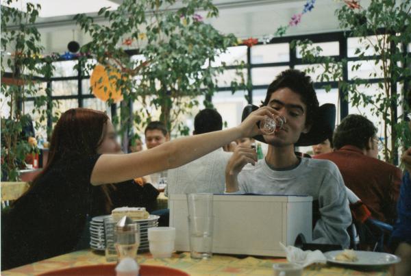 Image 11 - Marc et sa sœur buvant un verre de vin à l’occasion de ses 20 ans, institution spécialisée, Suisse, 2001.