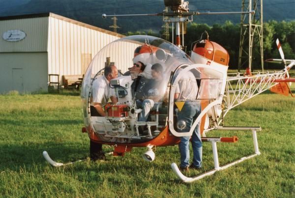 Image 12 - Tour en hélicoptère à l’occasion du 20<sup>e</sup> anniversaire, Marc, sa mère, sa copine, et son beau-père, Suisse, 2001.