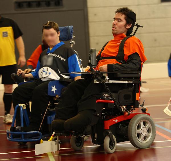 Image 19 - Match de <em>powerchair hockey</em>, Marc barrant la route de son adversaire, Suisse, 2010.