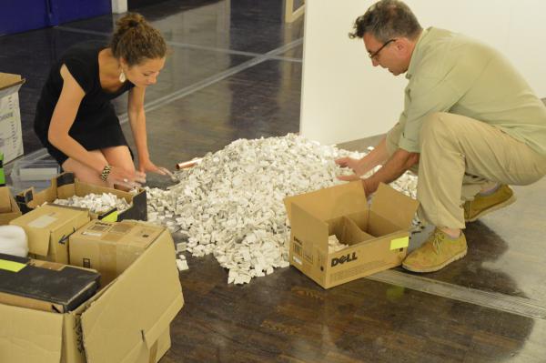 Image 6 - Les collègues de l’artiste, Claire Kueny et Jean Paul Filiod, rangent l’œuvre dans un carton aux IV<sup>e</sup> Assises de l’habitat.