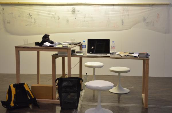 Image 11 - Espace de travail commun dans l’exposition <em>Perspective résidentielle #4</em>, Paris, 2017.