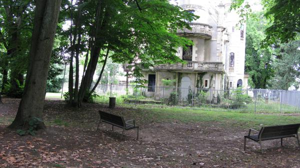 Image 14 - Les bancs du parc de l’Ermitage où se retrouvaient « les tricoteuses » pendant le confinement.