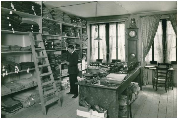 Image 15 - Un magasin de l’Hospice général, 7bis, rue des Chaudronniers (vers 1914).