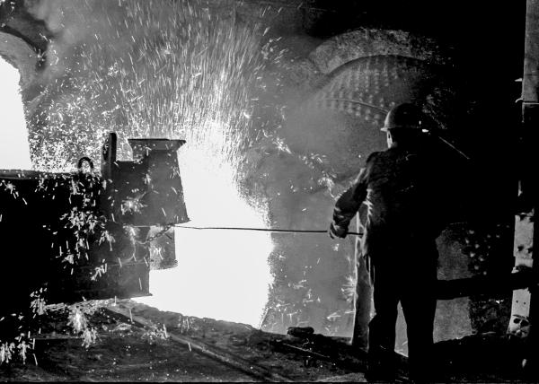 Image 15 - Versement de la fonte dans la cornue Bessemer à l’usine de Micheville, 1976.